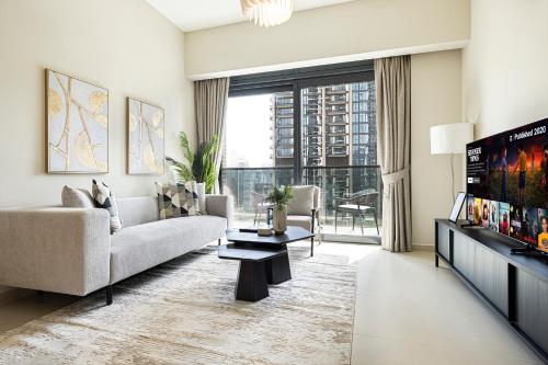 Μια τηλεόραση ή/και κέντρο ψυχαγωγίας στο HomesGetaway -Lavish 1BR in ACT One Downtown Dubai