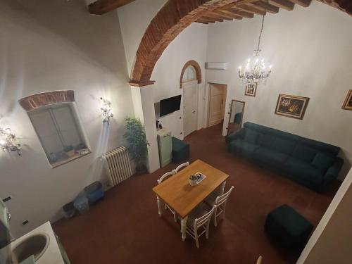 un salon avec une table et un canapé dans l'établissement Corte Pini Deluxe Apartment in historic center of Lucca, à Lucques