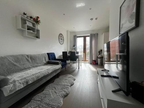 a living room with a couch and a table at Grosvenor Rd - 2-Bedrooms - Sleeps 5 - Parking in Saint Albans