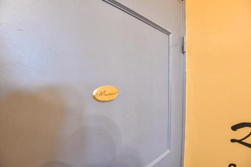 une porte avec un panneau sur son côté dans l'établissement Chez Manon - Appart 3 ch avec clim - Saint-Charles, à Marseille