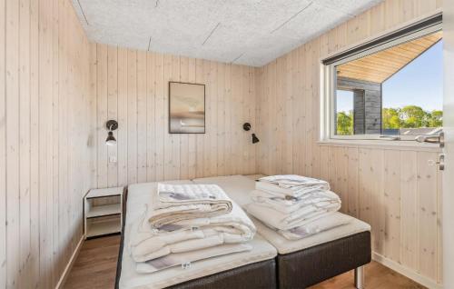Una cama o camas en una habitación de Amazing Home In Sydals With Sauna