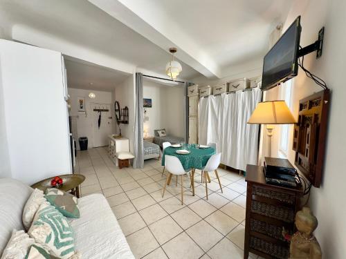 un salon avec un canapé et une table dans l'établissement Miky - SCLS Locations, à Cannes