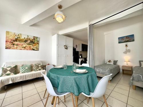 un salon avec une table et un canapé dans l'établissement Miky - SCLS Locations, à Cannes