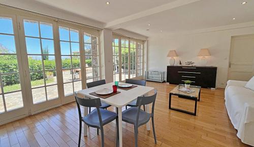un salon avec une table, des chaises et un canapé dans l'établissement Villa Sasso Forte, swimming pool, jacuzzi and private cove, à Saint-Raphaël