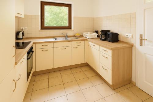 Cucina o angolo cottura di Merseburg Apartments mit guter Ausstattung in zentraler Lage