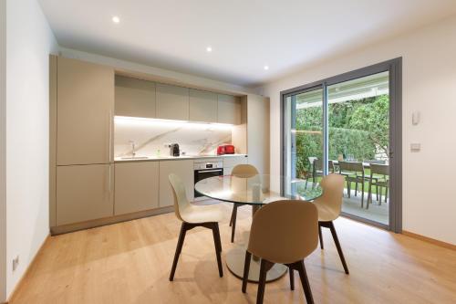 une cuisine et une salle à manger avec une table et des chaises dans l'établissement Villa Callista Mentone, à Menton