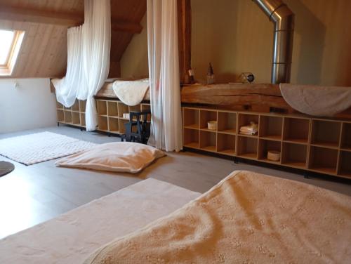 une chambre avec un grand miroir et un lit dans l'établissement le verger 16km du circuit du Mans 8 min de l'autoroute, à Parigné-lʼÉvêque