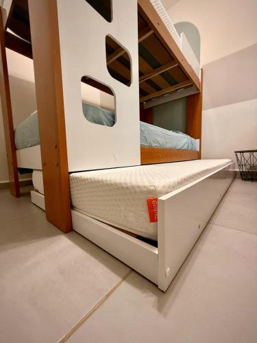 ein kleines Zimmer mit einem Bett in einem Etagenbettzimmer in der Unterkunft Peroba Ville Residence AP completo in Maragogi