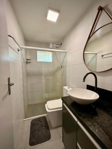 ein Badezimmer mit Waschbecken, Toilette und Dusche in der Unterkunft Peroba Ville Residence AP completo in Maragogi
