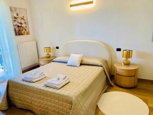 een slaapkamer met een bed met handdoeken erop bij Piccolo Sogno in Desenzano del Garda