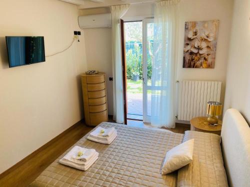 een kamer met een bed met twee handdoeken erop bij Piccolo Sogno in Desenzano del Garda