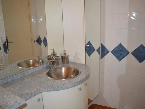 une salle de bain avec deux lavabos et un miroir dans l'établissement Appart 2 pièces, 4 couchages, proche mer et commerces, balcon, animaux admis - FR-1-225C-15, à Banyuls-sur-Mer