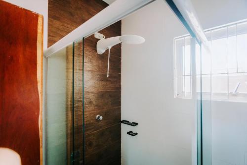 ein Badezimmer mit Dusche mit Glastür in der Unterkunft Casa c/ Piscina e Área Gourmet Perto da Praia in São Sebastião