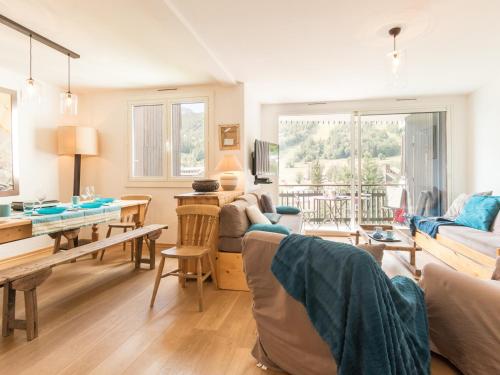 un salon avec un canapé et une table dans l'établissement Grand T3: 8 pers, balcon, jardin, parking, près pistes - FR-1-330F-20, à Serre Chevalier