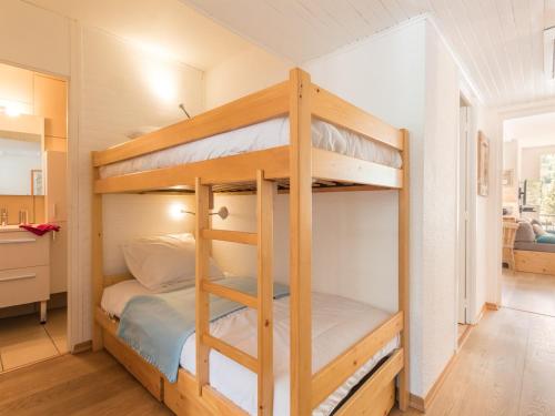 - une chambre avec 2 lits superposés dans une maison dans l'établissement Grand T3: 8 pers, balcon, jardin, parking, près pistes - FR-1-330F-20, à Serre Chevalier