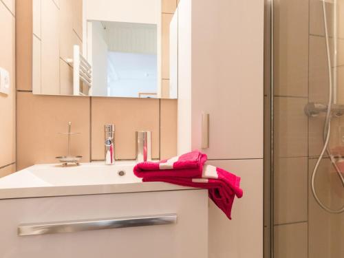 une salle de bain avec un lavabo et un miroir dans l'établissement Grand T3: 8 pers, balcon, jardin, parking, près pistes - FR-1-330F-20, à Serre Chevalier