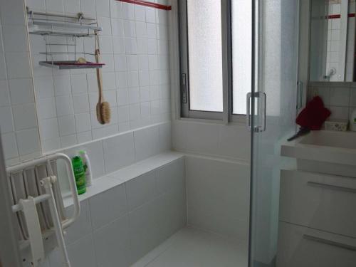 une salle de bain blanche avec une douche et un lavabo dans l'établissement Appartement lumineux 2 pièces avec vue mer, parking et Wifi à Banyuls-sur-Mer - FR-1-225C-16, à Banyuls-sur-Mer