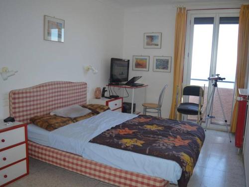 une chambre avec un lit, un bureau et une télévision dans l'établissement Appartement lumineux 2 pièces avec vue mer, parking et Wifi à Banyuls-sur-Mer - FR-1-225C-16, à Banyuls-sur-Mer