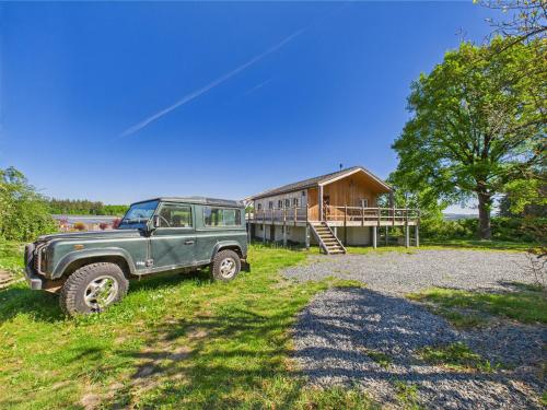 a green jeep parked in front of a house at Le Pti Prins in Hatrival
