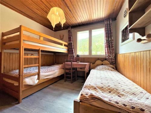 Ένα ή περισσότερα κρεβάτια σε δωμάτιο στο Appartement confortable 3 pièces, 6 couchages, balcon, proche pistes et télécabine – La Salle-les-Alpes - FR-1-330F-101