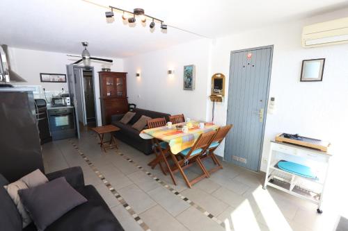 un salon avec une table et un canapé dans l'établissement St cyprien superbe appart 4 pers vue sur la marina, à Saint-Cyprien