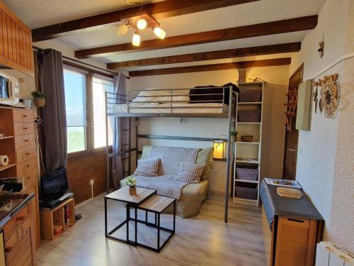 Cette petite chambre comprend des lits superposés et un canapé. dans l'établissement **Studio Montagne 2/3 pers - Pied des pistes, centre station** - FR-1-393-43, à Saint-Michel-de-Chaillol
