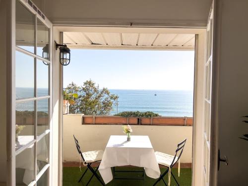 une table et des chaises avec vue sur l'océan dans l'établissement Appartement vue mer Fréjus, à Fréjus