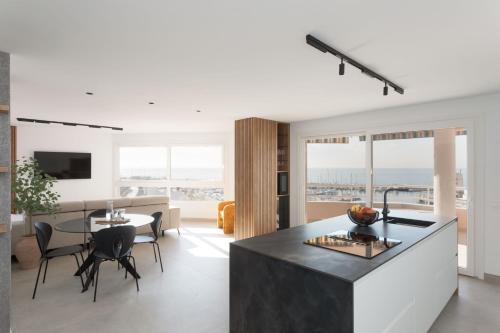 a kitchen and living room with a table and chairs at Apartamento Exclusivo Frente al Mar in Aguadulce