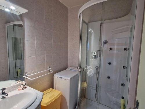 une salle de bain avec une douche, des toilettes et un lavabo dans l'établissement Studio Chaleureux 4 Pers avec Terrasse - Saint-Michel-de-Chaillol - FR-1-393-52, à Saint-Michel-de-Chaillol