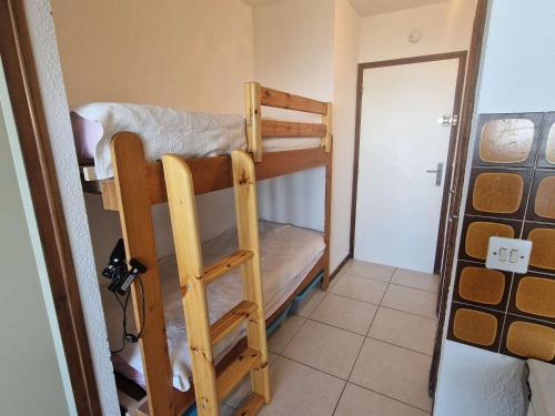 une chambre avec deux lits superposés dans une pièce dans l'établissement Studio Chaleureux 4 Pers avec Terrasse - Saint-Michel-de-Chaillol - FR-1-393-52, à Saint-Michel-de-Chaillol
