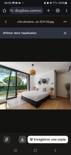 - une page d'une chambre avec un lit et une fenêtre dans l'établissement Serenity villa, à Saint-Tropez