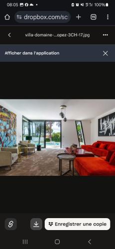 un salon avec un canapé rouge et une table dans l'établissement Serenity villa, à Saint-Tropez