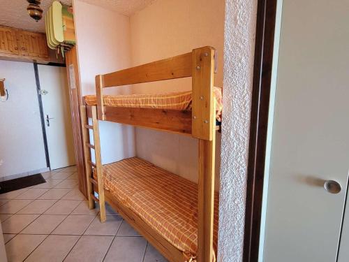 Katil atau katil-katil dalam bilik di Studio Montagne 4 Pers. avec Balcon à Saint-Michel-de-Chaillol - FR-1-393-142