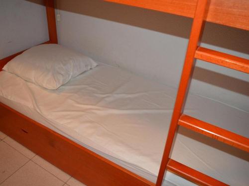Ce petit lit se trouve dans un dortoir doté de lits superposés. dans l'établissement Studio cabine Banyuls 4 pers, vue mer, parking, WiFi - FR-1-225C-1, à Banyuls-sur-Mer