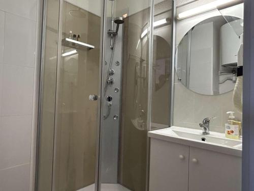 une salle de bain avec une douche, un lavabo et un miroir dans l'établissement Studio cabine Banyuls 4 pers, vue mer, parking, WiFi - FR-1-225C-1, à Banyuls-sur-Mer