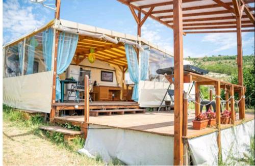 Fotografie z fotogalerie ubytování Pirates Queen Caravan v destinaci Topola