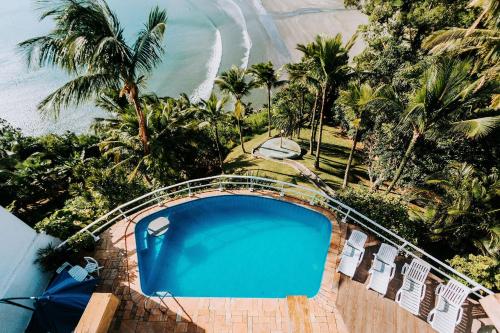 an overhead view of a swimming pool and the ocean at Conforto, Vista linda e Pé na Areia | Barequeçaba in São Sebastião