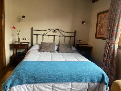 A bed or beds in a room at La Posada de Barro
