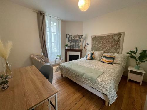- une chambre avec un lit, un bureau et une table sidx sidx dans l'établissement Cosy Amber - 2CH - Place Verdun & Parking, à Pau