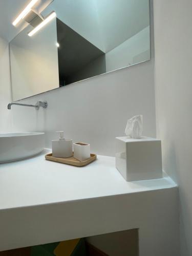 un baño con lavabo y espejo en Le finestre sul cortile Biella, en Biella