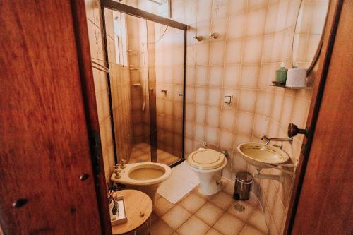 a bathroom with a shower and a toilet and a sink at Conforto, Vista linda e Pé na Areia | Barequeçaba in São Sebastião