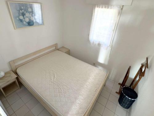 Cette petite chambre blanche dispose d'un lit d'angle. dans l'établissement T2 + coin nuit - Mer, Piscine, Tennis, Parking à 200m des Plages/Commerces - FR-1-316-287, à Six-Fours-les-Plages
