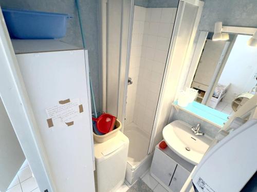 une petite salle de bain avec toilettes et lavabo dans l'établissement T2 + coin nuit - Mer, Piscine, Tennis, Parking à 200m des Plages/Commerces - FR-1-316-287, à Six-Fours-les-Plages
