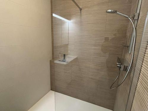 une salle de bain avec une douche avec une porte vitrée dans l'établissement Appartement 3P en RDJ avec Jardin et Terrasse, à 5 min Plage et Restaurants, Parking Privé, Climatisé - FR-1-252A-59, à Villeneuve-Loubet