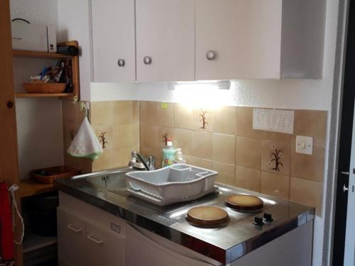 une cuisine avec un évier et un plan de travail dans l'établissement Appartement T2 Cabine - 6 pers, Parking - Le Barcarès - FR-1-195-83, au Barcarès