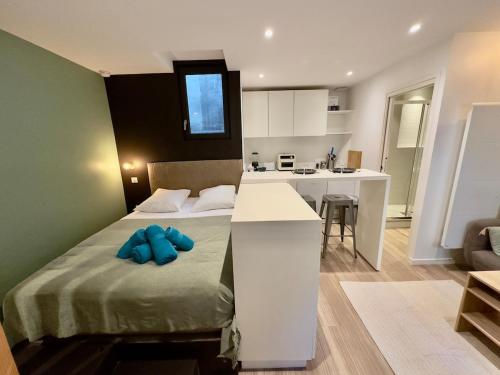 - une chambre avec un lit avec un animal farci bleu dans l'établissement Tourny Bordeaux Studio, à Bordeaux