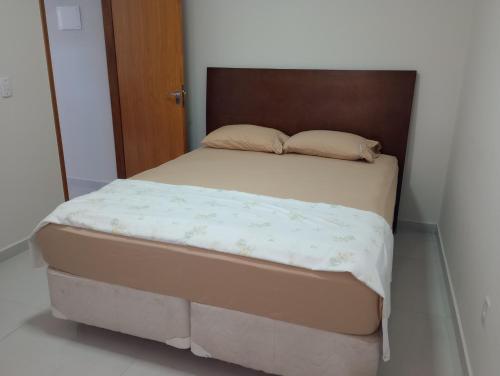 a bed in a small room with aermott at Casa e Área de lazer em Rubião Júnior in Botucatu