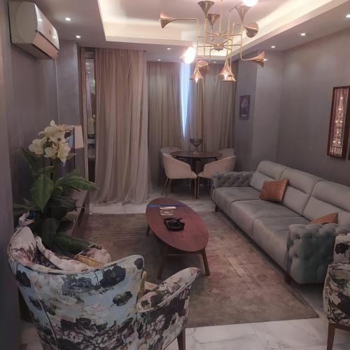 un salon avec un canapé et une table dans l'établissement شقه فاخره لايجار, au Caire