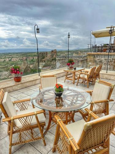 ウチヒサールにあるCave Hostel in Cappadociaの眺めの良いパティオ(テーブル、椅子付)