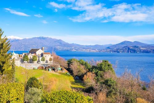 een huis op een heuvel naast een waterlichaam bij Appartamento Valentina in Oggebio